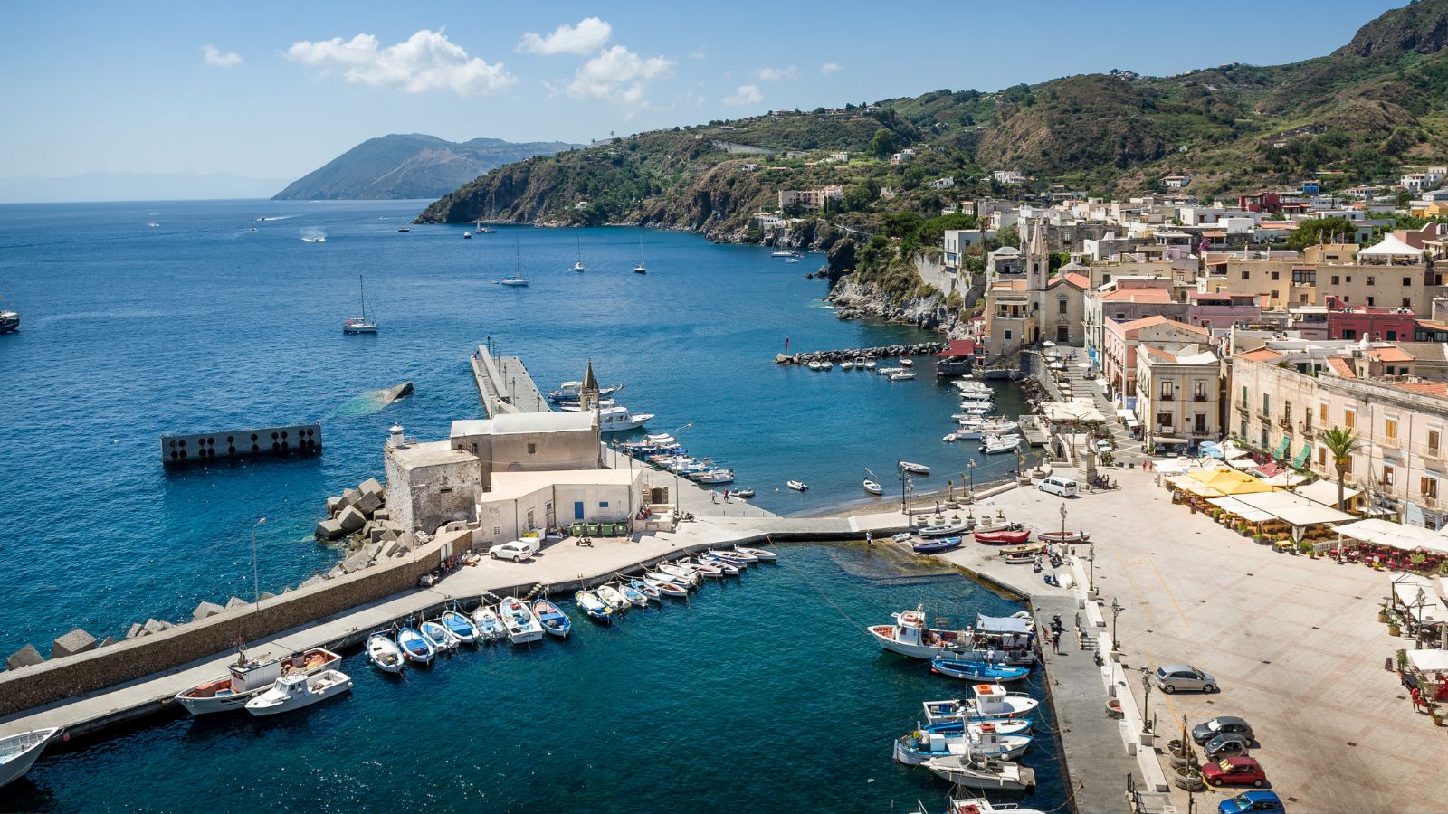 family-arriving-yacht-charter-italy Family yacht charter holidays in Italy - amalfi coast